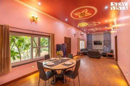 Μια τηλεόραση ή/και κέντρο ψυχαγωγίας στο StayVista at Maple Farms with Pool, BBQ & Bonfire