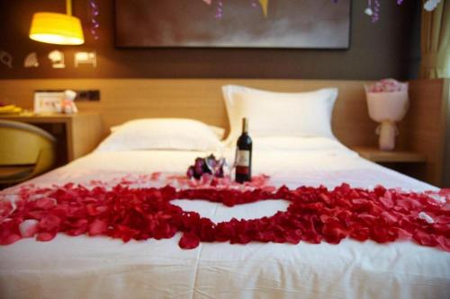 Ένα ή περισσότερα κρεβάτια σε δωμάτιο στο IU Hotel Tianjin Xiqing Zhong Bei Zhen Branch