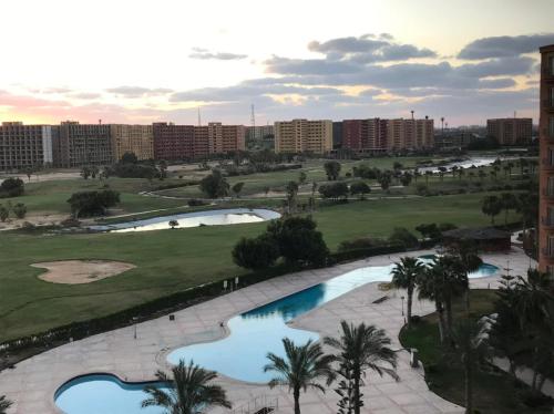 einen Blick vom Balkon eines Resorts mit 2 Pools in der Unterkunft بورتو الجولف in El-Alamein