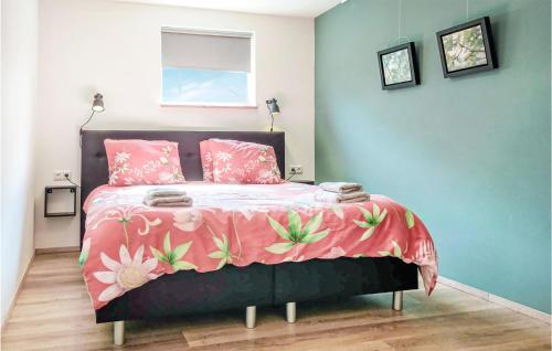 Un dormitorio con una cama grande con almohadas rosas. en Huisje 4, en Grashoek