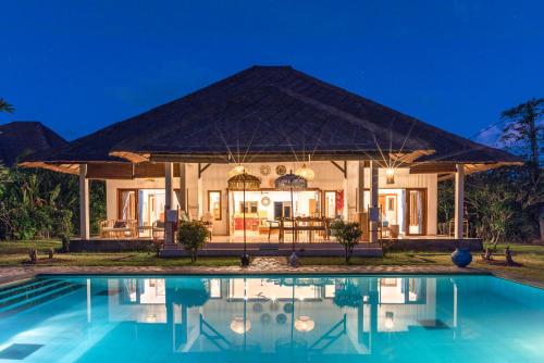 Bazén v ubytování Absolute Beach Front Villa nebo v jeho okolí