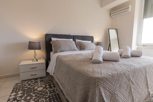 a bedroom with a large bed and a mirror at ΑμφιΘΕΑ! στη ΝΑΥΠΑΚΤΟ ! in Nafpaktos