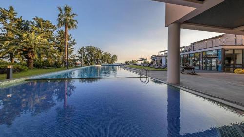 Dam and Roo Resort_2
