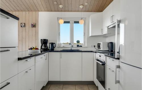 Dapur atau dapur kecil di 3 Bedroom Nice Home In Hirtshals
