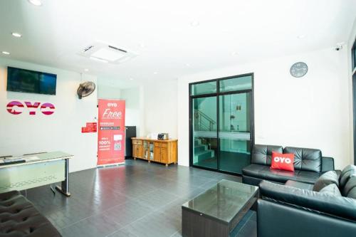 a living room with a couch and a table at OYO 259 Baan Napatr in Ban Thalat Choeng Thale