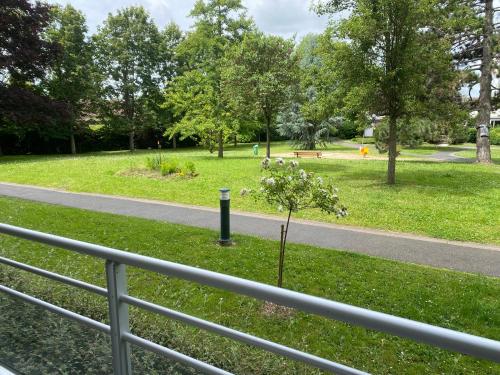 Photo de la galerie de l'établissement Appartement proche Disneyland Paris 58m2-cœur du centre ville-parking, à Vaires-sur-Marne