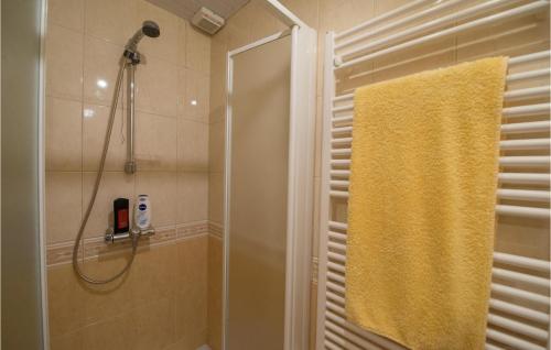 a shower with a yellow shower curtain in a bathroom at Haus Engel-Rafael in Steffeshausen