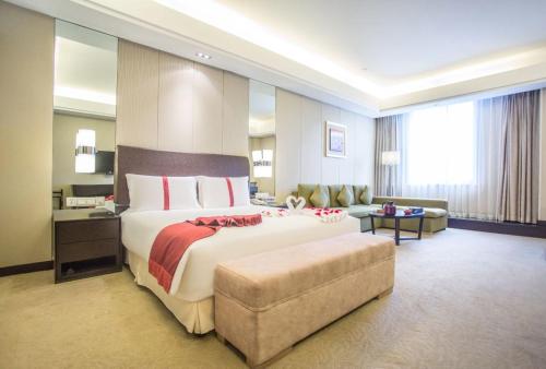 a large bedroom with a large bed and a couch at Haiwahai Hotel - Thousand Island Lake in Thousand Island Lake