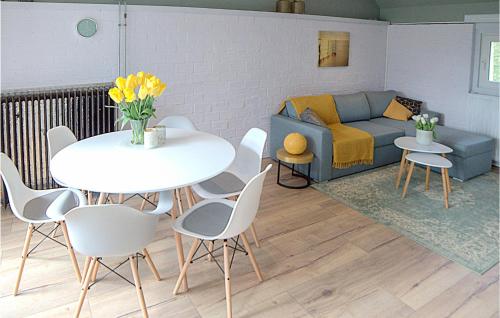 a living room with a table and a couch at Gorgeous Home In Oostmahorn With Wifi in Oostmahorn