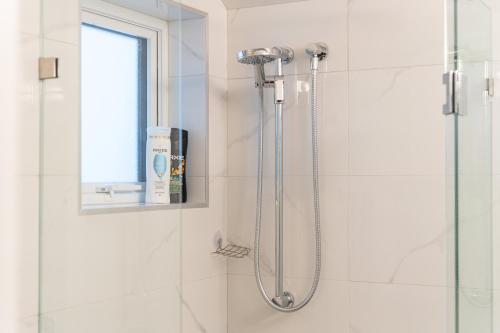 Bilik mandi di New Bright Modern Guest Suite in Vancouver