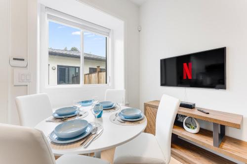 Televisyen dan/atau pusat hiburan di New Bright Modern Guest Suite in Vancouver