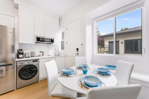 Dapur atau dapur kecil di New Bright Modern Guest Suite in Vancouver