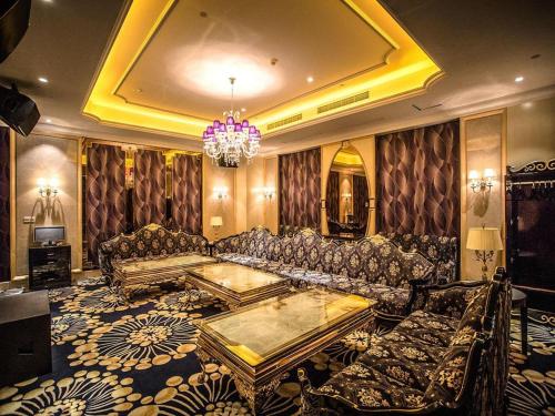 a living room with couches and a chandelier at Shanghai Fuyue Hotel in Shanghai