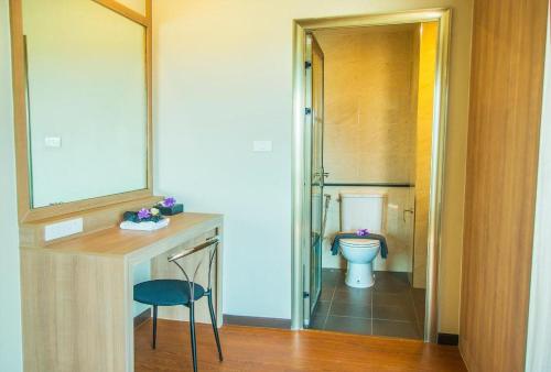 ハジャイにあるATK HATYAI HOTELのバスルーム(トイレ、鏡付き洗面台付)