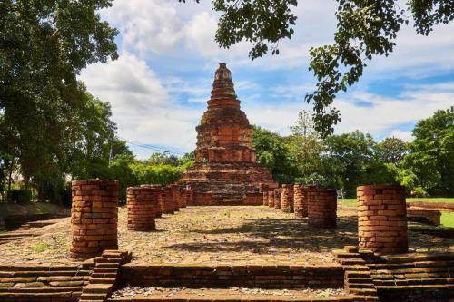 a temple with a stack of bricks and a pyramid at OYO 412 7 Days Hotel in Chiang Mai