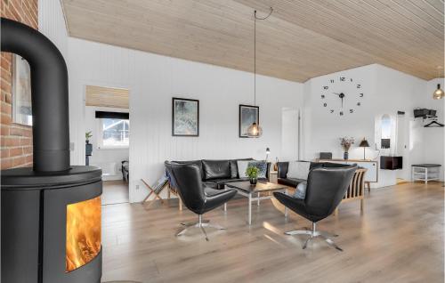 Posezení v ubytování Gorgeous Home In Hvide Sande With Sauna