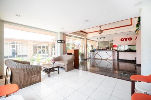 Area soggiorno di OYO 519 B Min Airport