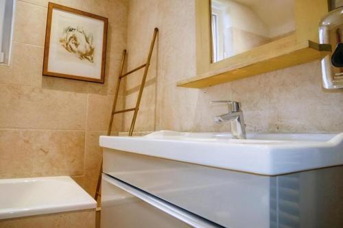Bilik mandi di Maison familiale Piscine privée Châteaux de la Loire Beauval