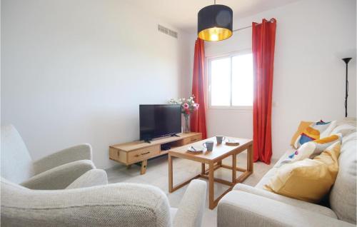 ein Wohnzimmer mit Couch und Fernseher in der Unterkunft 2 Bedroom Lovely Apartment In Estepona in Estepona