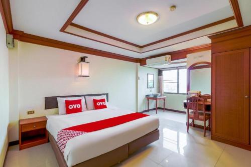 Postel nebo postele na pokoji v ubytování OYO 807 Suan Dok Kaew Hotel