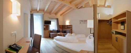 Ένα ή περισσότερα κρεβάτια σε δωμάτιο στο Hotel Stoeres - Active wellbeing