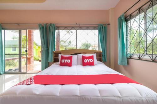 Postel nebo postele na pokoji v ubytování OYO 949 Sansuk Resort Paknampran