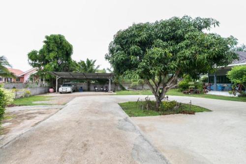 Zahrada ubytování OYO 949 Sansuk Resort Paknampran