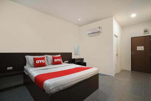 Postel nebo postele na pokoji v ubytování OYO 939 69 Resort