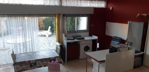 une cuisine avec un évier et une machine à laver dans l'établissement Villa n°1, à Canet