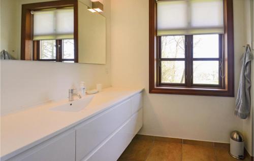 a bathroom with a sink and a mirror at Venøhus in Venø By