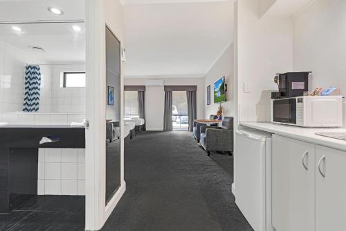 Caledonian Hotel Echucaにあるキッチンまたは簡易キッチン