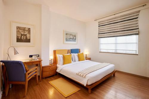 Ένα ή περισσότερα κρεβάτια σε δωμάτιο στο The Gordon House Hotel - Near Gateway Of India