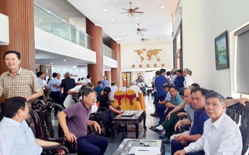 a group of people sitting in a room at Hon Ngu Hotel Cua Lo Beach in Cửa Lò