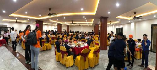 a large group of people sitting at tables in a room at Hon Ngu Hotel Cua Lo Beach in Cửa Lò