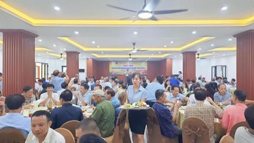 a crowd of people sitting at tables in a room at Hon Ngu Hotel Cua Lo Beach in Cửa Lò