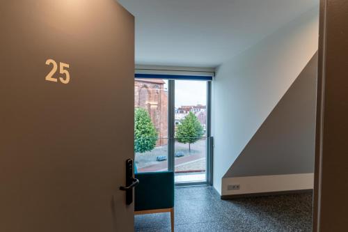 a hallway with a door with the number on it at Das Kittchen in Wismar