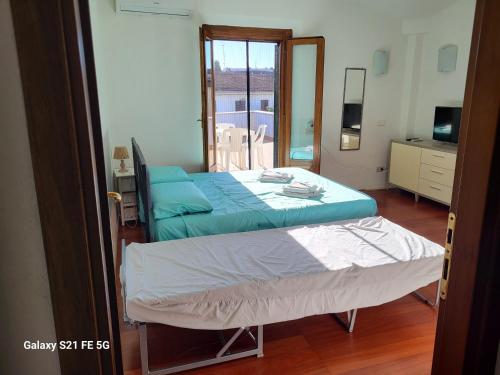 A bed or beds in a room at appartamento incantevole con parcheggio