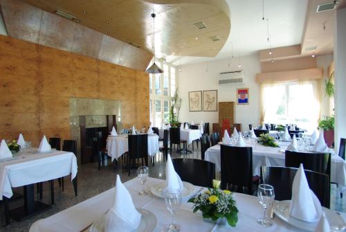 Un restaurante u otro lugar para comer en Hotel Sv. Mihovil