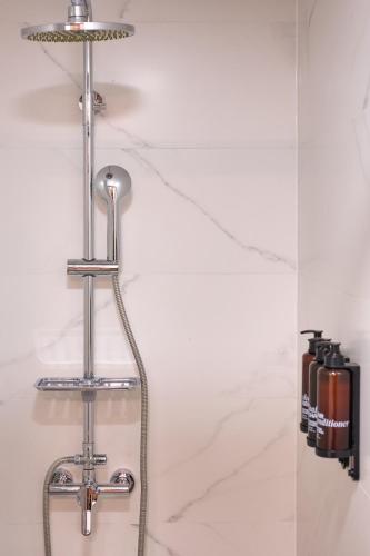 un portasciugamani in metallo in un bagno con una telecamera di Rooms Ciencias a Valencia