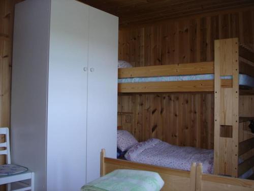 a bunk bed with two bunk beds in a room at Hytte på fjellet, med mange turmuligheter ! in Gol