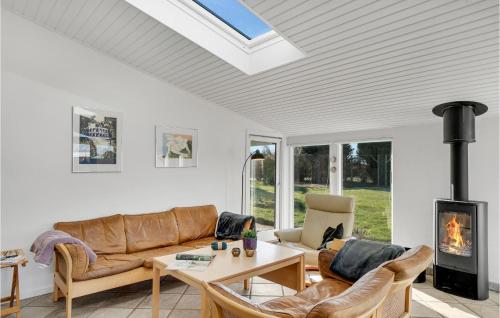 Un lugar para sentarse en Cozy Home In Jægerspris With Wifi