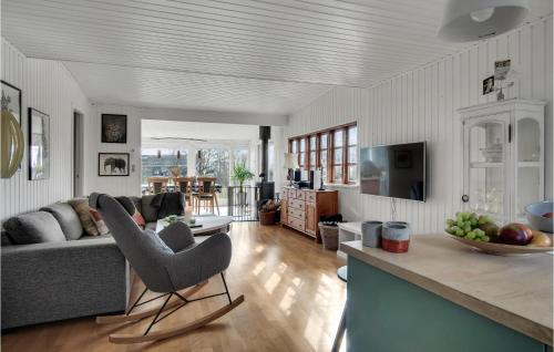 Una televisión o centro de entretenimiento en Beautiful Home In Grevinge With Kitchen