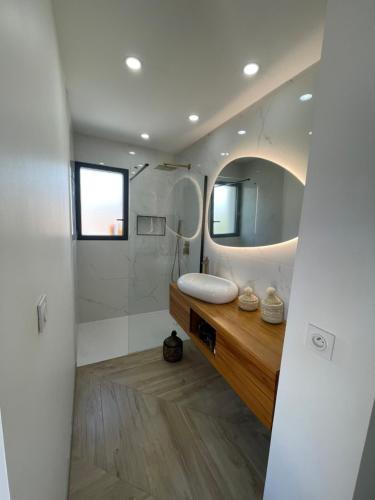une salle de bain avec un lavabo et un miroir dans l'établissement Villa récente Sanary,piscine, 3 chambres ,proche mer et centre-ville, à Sanary-sur-Mer