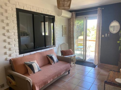 un salon avec un canapé et un miroir dans l'établissement T2 confortable, à La Seyne-sur-Mer