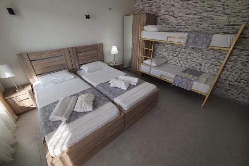 Ένα ή περισσότερα κρεβάτια σε δωμάτιο στο Holiday Village