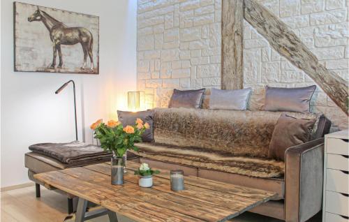 デトモルトにある1 Bedroom Stunning Apartment In Detmoldのソファとテーブルのあるリビングルーム