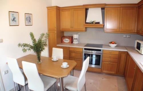 Η κουζίνα ή μικρή κουζίνα στο Nice Home In Nea Makri With Kitchen