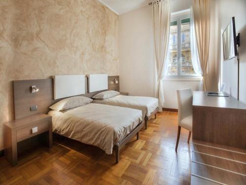 Un pat sau paturi într-o cameră la Guesthouse Vittoria Rooms