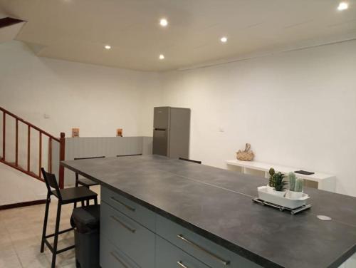 - une cuisine avec un grand comptoir dans une pièce dans l'établissement Maison de village, à Sigean