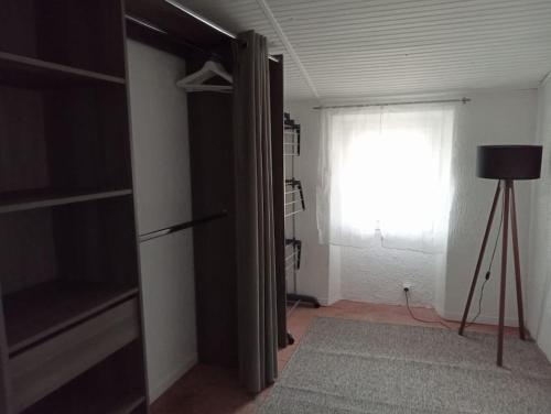 Cette chambre dispose d'un placard avec une porte et une fenêtre. dans l'établissement Maison de village, à Sigean